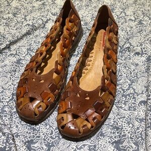 Pikolinos brown leather flats chain link 39/8.5